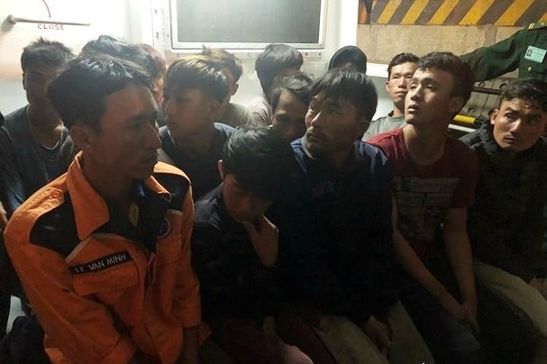 Vụ 2 tàu cá bị tàu lạ đâm chìm: 19 thuyền viên được đưa vào bờ - 1 Sau khi bị gặp nạn ngoài khơi, các thuyền viên đã được đưa vào bờ an toàn. Ảnh: Báo Nghệ An.