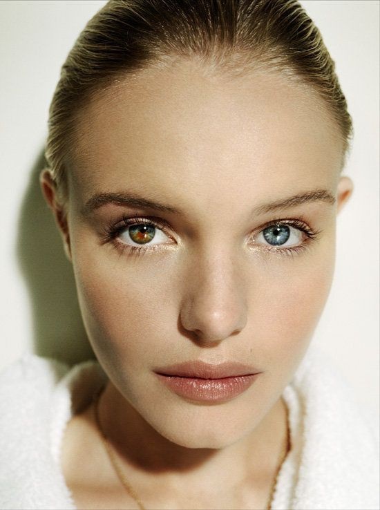 Nữ diễn viên Hollywood - Kate Bosworth (35 tuổi) - có một mắt màu xanh dương và một mắt màu nâu lục nhạt. Điều này đã được biết đến từ lâu và được xem là một “nét duyên” khác biệt trên gương mặt của nữ diễn viên xinh đẹp.