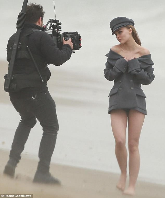 Con gái "Cướp biển" Johnny Depp gợi cảm trong buổi chụp hình - 5
Lily-Rose Depp hiện đang nỗ lực để trở thành diễn viên - người mẫu nổi tiếng