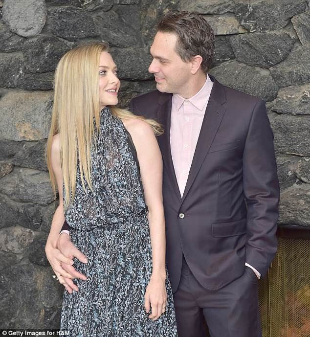 Con gái Vua nhạc Pop mặc táo bạo khoe hình xăm - 6
Amanda Seyfried sinh con gái đầu lòng cách đây 1 năm và hiện tại dành chủ yếu thời gian để chăm con