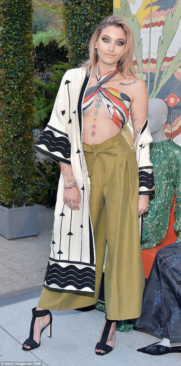Con gái Vua nhạc Pop mặc táo bạo khoe hình xăm - 4
Paris Jackson từng có bạn trai nhưng chuyện tình gần đây của cô lại là với một cô gái khiến báo giới rất xôn xao