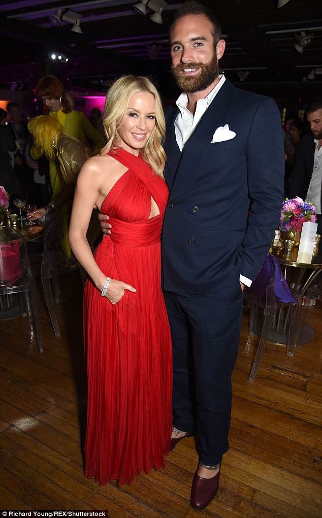 Kylie Minogue quyến rũ hơn khi “không thuộc về ai” - 2
Kylie Minogue và bạn trai Joshua chia tay vào năm ngoái sau 1 năm đính hôn.