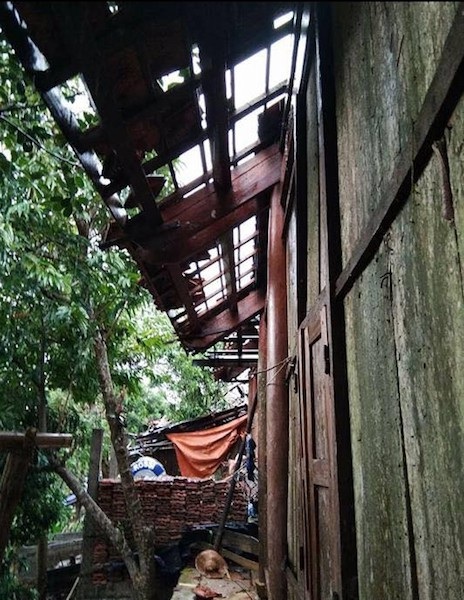 Hơn 335 nhà sập, trường học bị tốc mái sau vụ lốc xoáy kèm mưa đá - 2 Lốc xoáy cũng làm sập 2 nhà dân, hàng trăm nhà khác bị tốc mái như thế này.