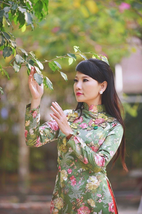 NSƯT Mỹ Uyên: “Ngoài đời, tôi như một cái thùng rác chứa đầy rác” - 3 Mỹ Uyên nhìn nhận mình đồng bóng và bất bình thường.