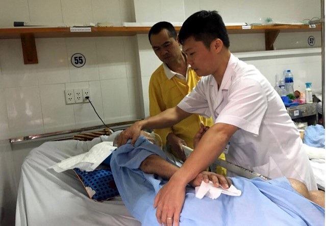 Ly kỳ hành trình tìm người thân cho bệnh nhân “3 tháng không người nhận” - 1 Bác sĩ hướng dẫn anh Đức cách chăm sóc bố.