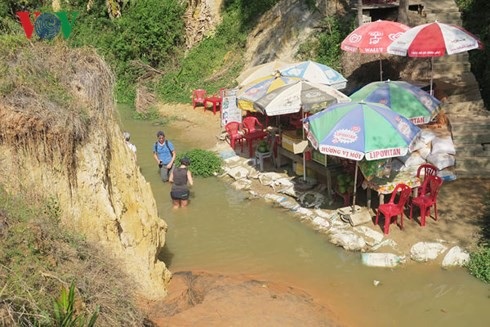 Thắng cảnh suối Tiên đang bị hủy hoại nghiêm trọng - 2 Thắng cảnh suối Tiên đang bị hủy hoại nghiêm trọng - 2