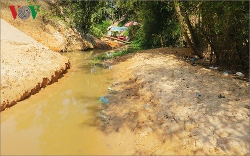Thắng cảnh suối Tiên đang bị hủy hoại nghiêm trọng - 3 Thắng cảnh suối Tiên đang bị hủy hoại nghiêm trọng - 3
