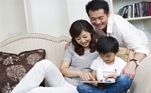 Cái bẫy ngọt ngào khiến phụ nữ trở thành người giúp việc cả đời - 1 Tất cả công việc lớn, liên quan tài chính đều được mặc định phải do chồng gánh vác, còn việc nội trợ, chăm sóc con là do vợ. Ảnh: I.T