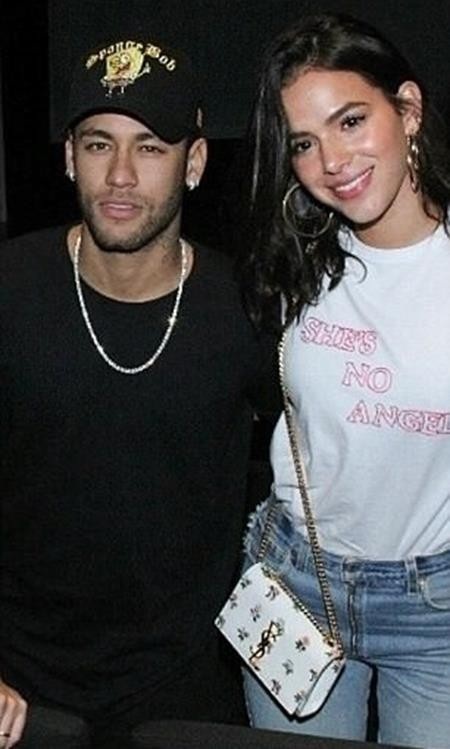 Neymar gây sốt khi âu yếm khóa môi bạn gái xinh đẹp - 2 … khóa môi cô bạn gái xinh đẹp Bruna Marquezine