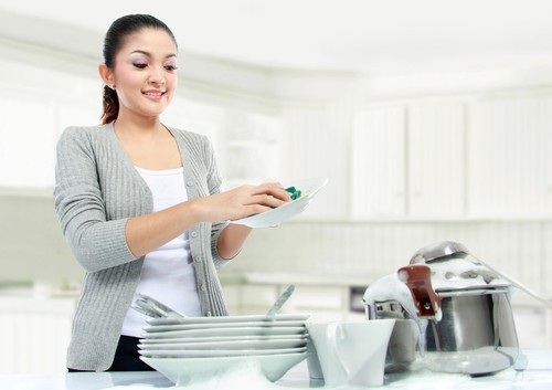 Cái bẫy ngọt ngào khiến phụ nữ trở thành người giúp việc cả đời - 2 Không phải cứ rửa bát, quét nhà, làm nội chợ thì phụ nữ mới xây được tổ ấm. Ảnh: I.T