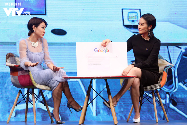 Uyên Linh lần cuối nói về chuyện tình tan vỡ với Dũng Đà Lạt - 2 Uyên Linh và Phí Thúy Linh trong Muôn màu showbiz. Ảnh: VTV.