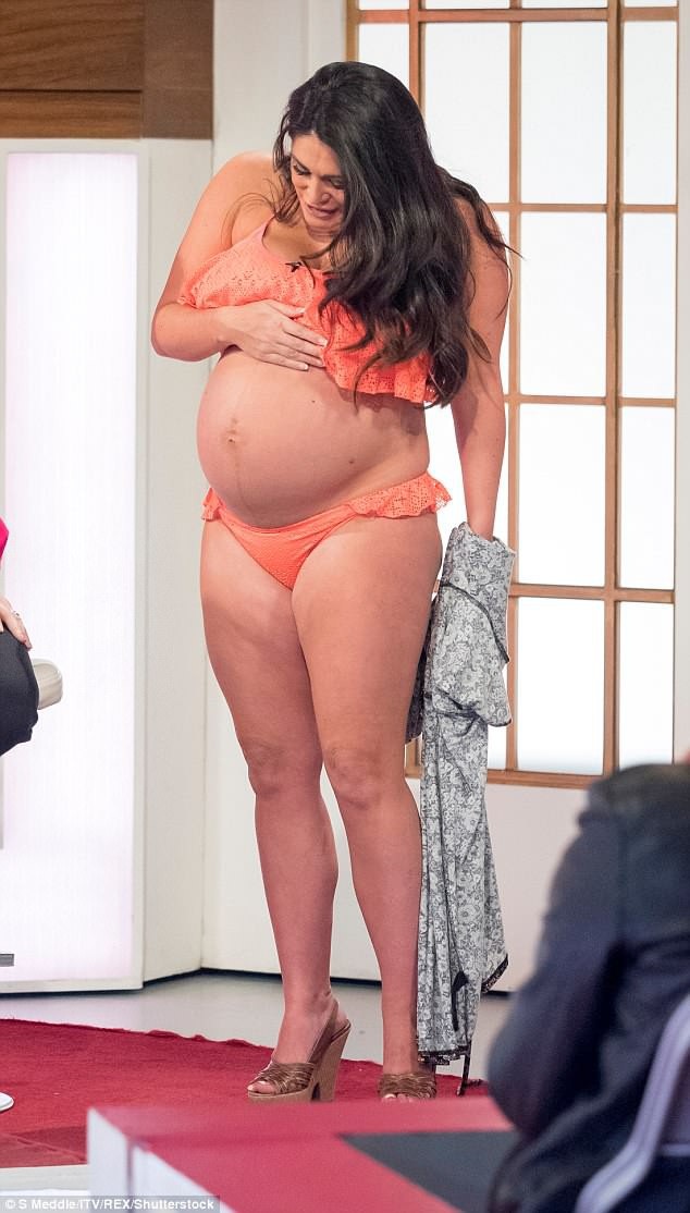 Casey Batchelor gây sốc khi mặc áo tắm khoe bụng bầu trên truyền hình - 1
Casey Batchelor tự tin khoe bụng bầu trong chương trình ăn khách trên truyền hình Anh Loose Women