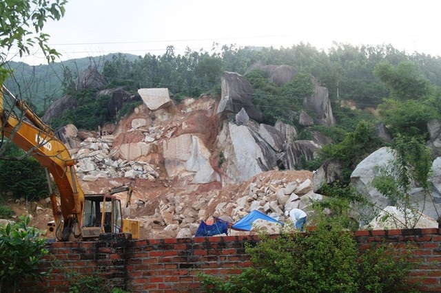 Công nhân bị đè chết ở mỏ đá, công ty muốn “ém” tin? - 1 Một công nhân khai thác đá bị xe ô tô chở đá tuột dốc đè chết (ảnh minh họa).