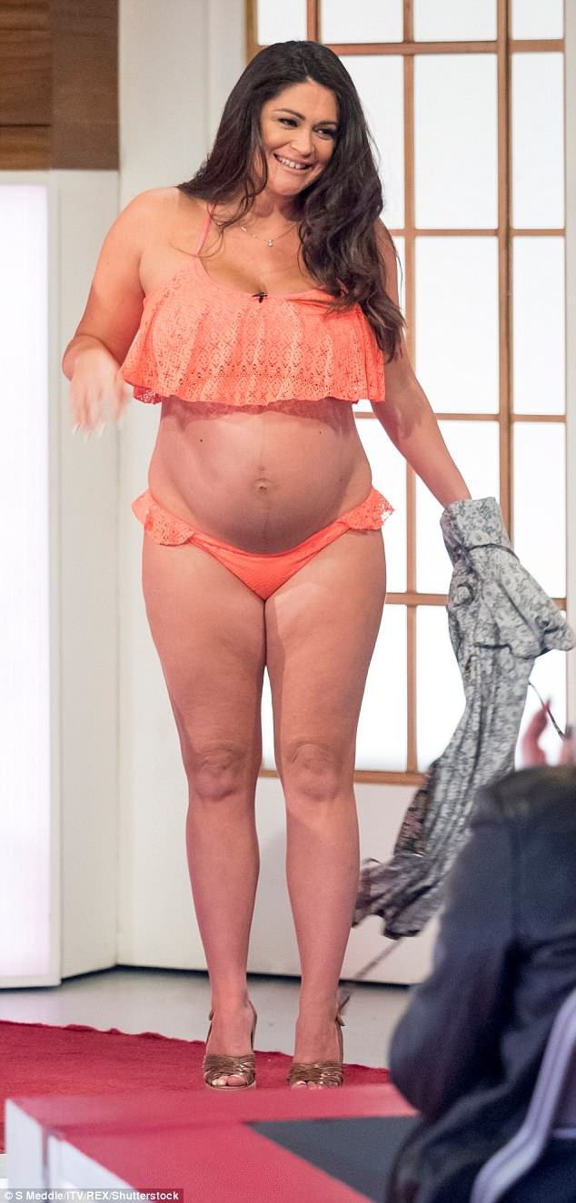 Casey Batchelor gây sốc khi mặc áo tắm khoe bụng bầu trên truyền hình - 2
Sao truyền hình thực tế 33 tuổi đang hồi hộp chờ đón đứa con đầu lòng, cô mang thai hiện đã gần 8 tháng