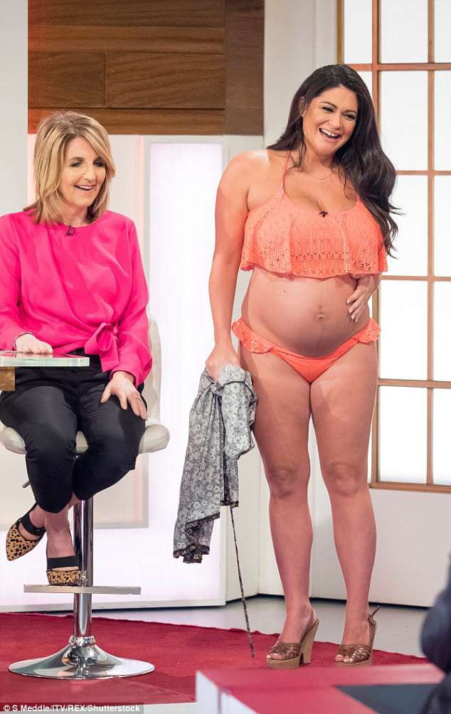 Casey Batchelor gây sốc khi mặc áo tắm khoe bụng bầu trên truyền hình - 3
Người đẹp Anh nói, phụ nữ bầu bí đều đẹp và đáng được tôn vinh