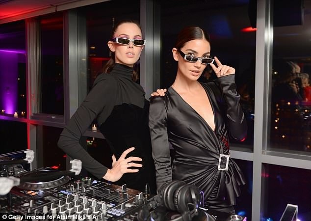 Siêu mẫu Victoria's Secret diện váy xẻ sâu táo bạo - 5
Ruby Aldridge và Lily Aldridge