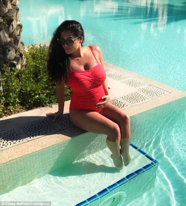 Casey Batchelor gây sốc khi mặc áo tắm khoe bụng bầu trên truyền hình - 5
Casey khẳng định việc bầu bí là rất khó khăn, mệt mỏi và ai cũng tăng cận, việc chê một phụ nữ có bầu là điều bất hợp lý