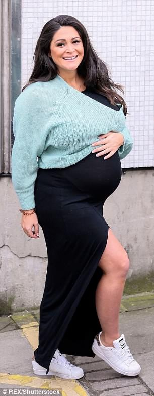 Casey Batchelor gây sốc khi mặc áo tắm khoe bụng bầu trên truyền hình - 7
Casey Batchelor giữ im lặng trước tin đồn cô mang song thai và không tiết lộ giới tính em bé trong bụng.