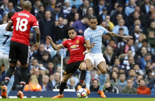 Man City 2-3 Man Utd: Địa chấn ở Etihad - 8
Sanchez (giữa) tranh bóng với Danilo (phải)