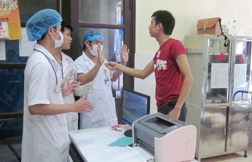 Bác sĩ được quyền “chạy trốn” khi bị bạo hành - 1 Bác sĩ được quyền “chạy trốn” khi bị bạo hành - 1