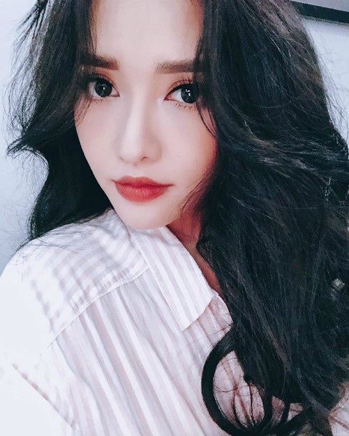 Tuấn Hưng hôn vợ chốn đông người; Thu Minh được con trai “nâng váy” - 4 Ca sĩ Bích Phương nhuộm tóc đen, gương mặt ngày càng V line khác lạ. Cô chia sẻ hài hước, không ngại cho biết mình đã chỉnh sửa ảnh nhiều lần trước khi đăng lên trang cá nhân: Tóc anh đã dài và anh đã nhuộm nâu đen hôm nay anh bèn selfie và chồng vài lần filter cho xinh rồi anh up lên Facebook.