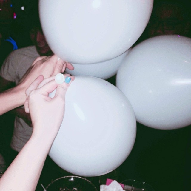 
Khí cười N2O là nhóm chất gây nghiện, thuộc nhóm gây ảo giác có xu hướng tăng liều, người dùng có thể bị phụ thuộc, nghiện, tương tự heroin.
