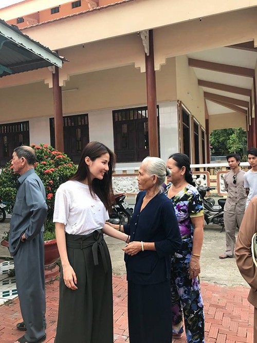 Tuấn Hưng hôn vợ chốn đông người; Thu Minh được con trai “nâng váy” - 7 Diễm My 9X chia sẻ khoảnh khắc trong các hoạt động cộng đồng của mình. Cô viết: Khuya đêm qua My đã lên đường đi Cần Thơ và Đồng Tháp để sáng nay kịp phát quà cho bà con. Theo lịch, tối nay My sẽ ngủ tại chùa Châu Đốc. Sáng chủ nhật cúng chay tăng và tiếp tục phát quà. Một cuối tuần trọn vẹn và ý nghĩa.