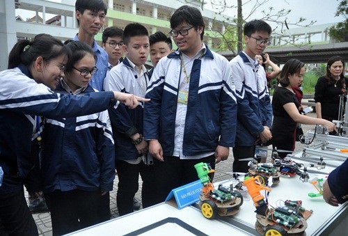 “Thời đại 4.0 nhưng nhiều giáo viên đang ở mức 1.0” - 1 Học sinh tham quan các sản phẩm CNTT trong dạy học (Ảnh: Tô An).