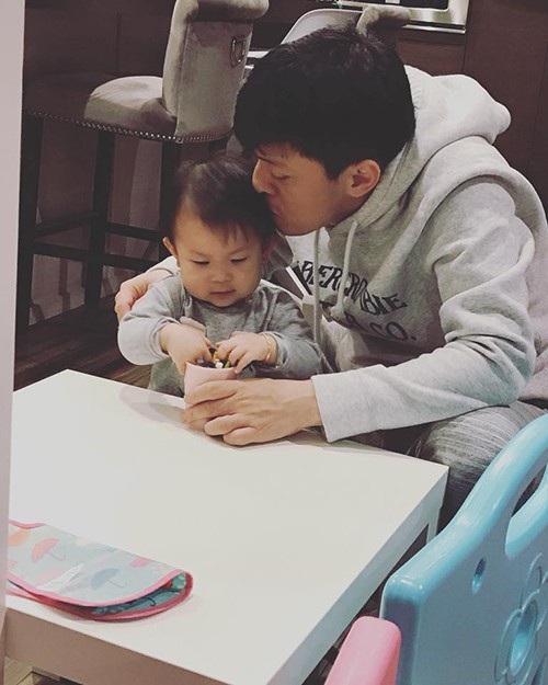 Tuấn Hưng hôn vợ chốn đông người; Thu Minh được con trai “nâng váy” - 8 Ca sĩ Lam Trường và những phút giây yên bình bên con gái. Anh chia sẻ: Không thể ngừng hít hà con, yêu chịu không nổi mà sợ ôm riết con hư. Hôm nay 2 cha con chơi vẽ hình, Bì thích lắm.
