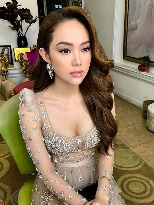 Tuấn Hưng hôn vợ chốn đông người; Thu Minh được con trai “nâng váy” - 9 Diễn viên Minh Hằng khoe vòng 1 gợi cảm cùng váy xuyên thấu