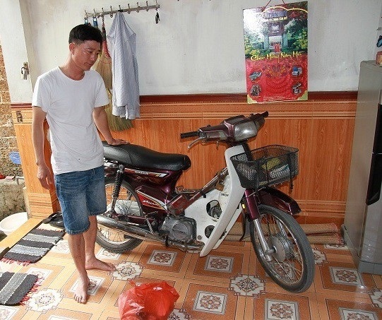 Với chiếc xe máy Dream cũ, anh Thuận đã giúp đỡ được rất nhiều người nghèo khó.