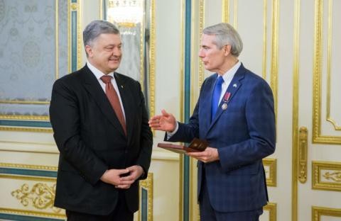 
Tổng thống Ukraine Petro Poroshenko và Thượng Nghị sĩ Đảng Cộng hòa Petro Poroshenko.
