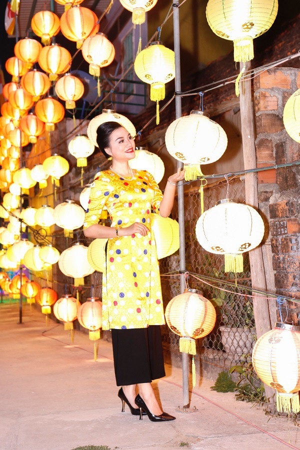 Nữ Hoàng Trần Huyền Nhung giao lưu thơ, nhạc ở chùa Vân Sơn - 1 Trần Huyền Nhung tạo dáng bên lồng đèn trước cổng chùa
