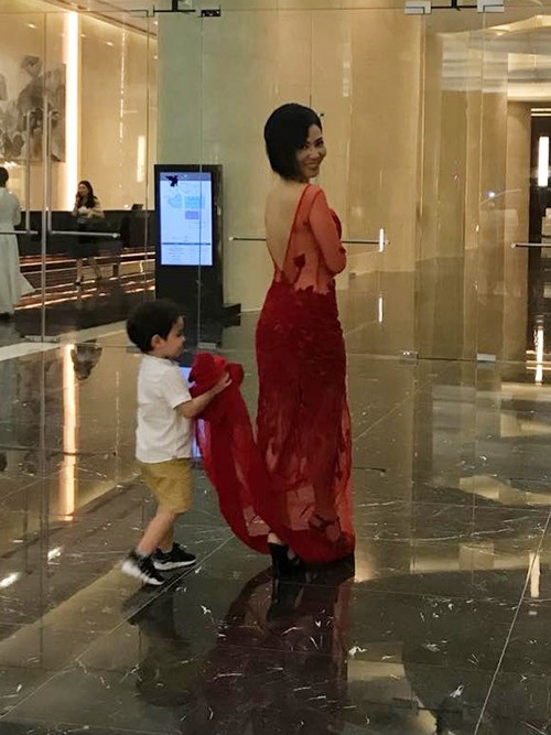 Tuấn Hưng hôn vợ chốn đông người; Thu Minh được con trai “nâng váy” - 2 Ca sĩ Thu Minh chia sẻ ảnh hạnh phúc khi được con trai nâng váy để thuận tiện hơn khi di chuyển.