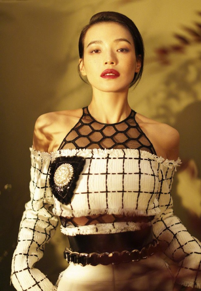 
Vốn được xem là biểu tượng gợi cảm của màn ảnh Đài Loan, ở tuổi ngoài 40, Thư Kỳ của hiện tại vẫn rất mặn mà, quyến rũ.
