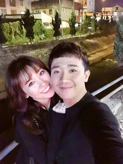 Tuấn Hưng hôn vợ chốn đông người; Thu Minh được con trai “nâng váy” - 14 Hai vợ chồng Hari và Trấn Thành dành thời gian đi chơi khi đến Đà Lạt.