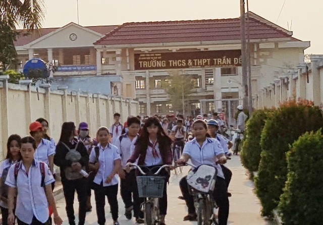42 HS bị phạt đứng nhiều giờ ngoài hành lang trường, phụ huynh bức xúc - 1
Trường THCS và THPT Trần Đề (Sóc Trăng), nơi xảy ra vụ việc.