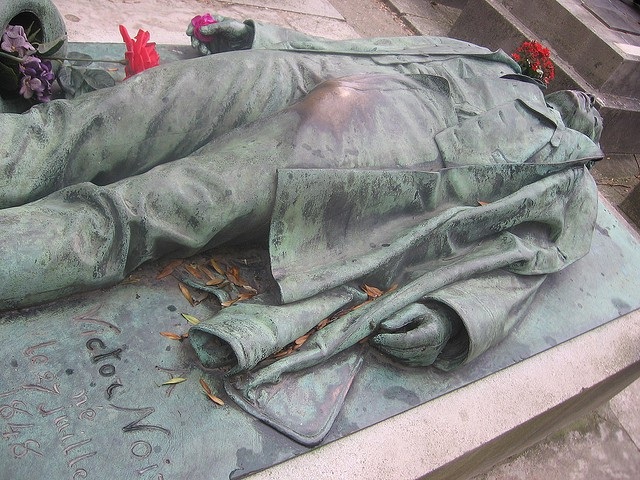 Phần nhạy cảm nhất của bức tượng bị “sàm sỡ” nhiều nhất nước Pháp - 1