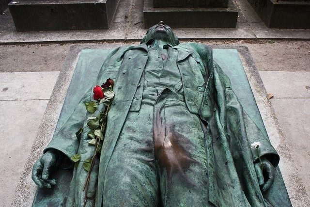 Phần nhạy cảm nhất của bức tượng bị “sàm sỡ” nhiều nhất nước Pháp - 2