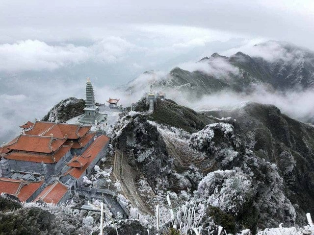 Đêm 6/4 và sáng sớm 7/4, nhiệt độ ở khu vực đỉnh núi Fansipan (Sa Pa, Lào Cai) xuống dưới 0 độ C nên tại đây đã xuất hiện băng giá và mưa tuyết phủ trắng. (Ảnh: Quang Tú)