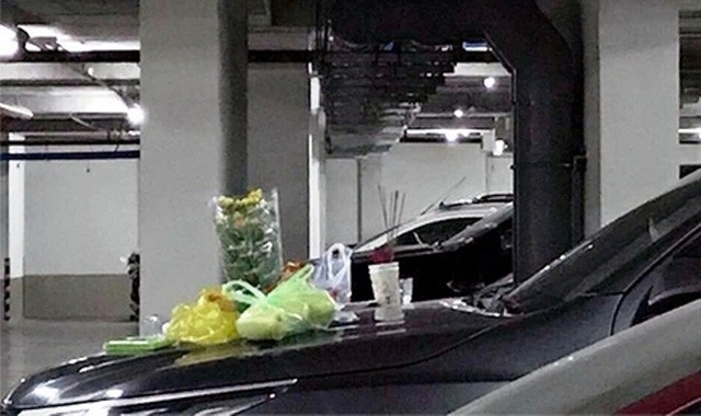 Người đàn ông đốt nhang cúng ở hầm xe chung cư được cư dân phát hiện và Công an địa phương, Cảnh sát PCCC đã lập tức đến lập biên bản xử lý vi phạm. Trong khi đó, bảo vệ, Ban quản lý chung cư không kịp thời phát hiện sự việc cũng phải liên đới chịu trách nhiệm.