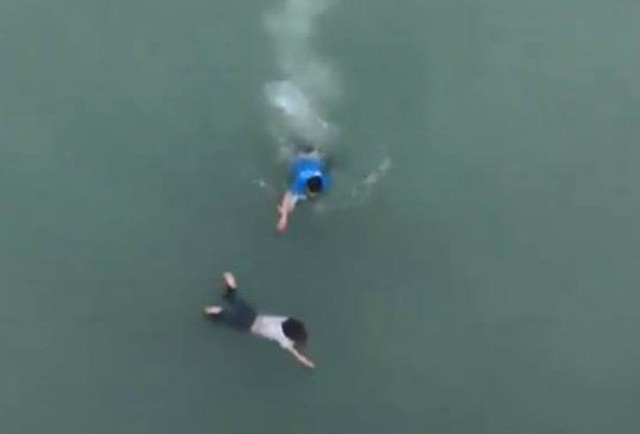 Khi phát hiện một cô gái gieo mình xuống dòng sông tự vẫn, nam thanh niên lập tức lao theo cứu.