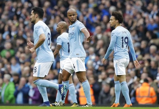 Man City 2-3 Man Utd: Địa chấn ở Etihad - 6
Kompany ăn mừng bàn thắng mở tỉ số