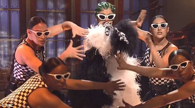 Cardi B lần đầu khoe bụng bầu - 5
Trong tiết mục đầu của buổi diễn, Cardi B vẫn che chắn bụng bầu cẩn thận