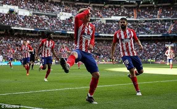 C.Ronaldo ghi bàn, Real Madrid bất phân thắng bại với Atletico - 5
Ngôi sao người Pháp chia sẻ niềm vui với đồng đội Diego Costa