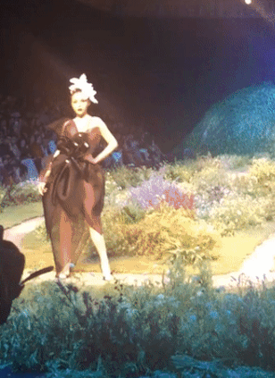 Bỏ qua một bên những lùm xùm đời tư, nàng Hậu tự tin sải bước catwalk với thần thái cuốn hút.