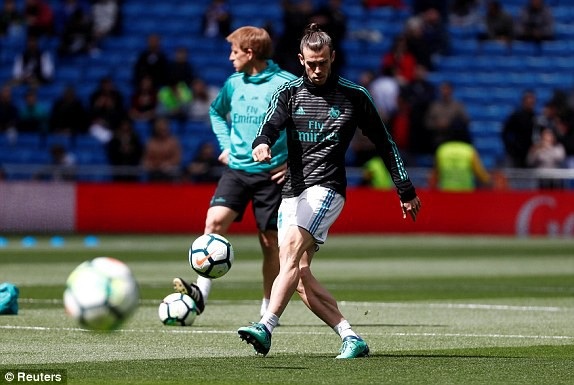 C.Ronaldo ghi bàn, Real Madrid bất phân thắng bại với Atletico - 18
Bale khởi động trên sân, đây là trận đấu anh được đá chính từ đầu