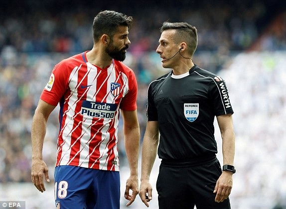 C.Ronaldo ghi bàn, Real Madrid bất phân thắng bại với Atletico - 11
Diego Costa phản đối trọng tài khi Atletico không được hưởng phạt đền