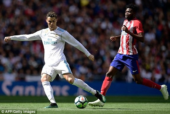 C.Ronaldo ghi bàn, Real Madrid bất phân thắng bại với Atletico - 10
C.Ronaldo bị các hậu vệ Atletico kèm cặp rất sát