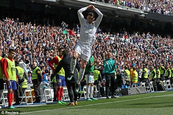 C.Ronaldo ghi bàn, Real Madrid bất phân thắng bại với Atletico - 7
Siêu sao người Bồ Đào Nha đuổi sát Messi ở cuộc đua Vua phá lưới La Liga